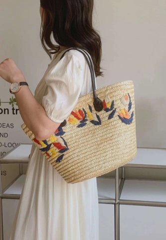 Straw bag with flower pattern