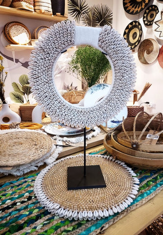 Seashells table decor with stand